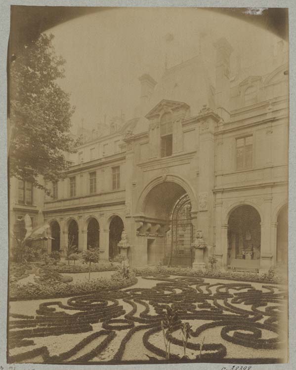 Jardin des Francs-Bourgeois : arc de Nazareth