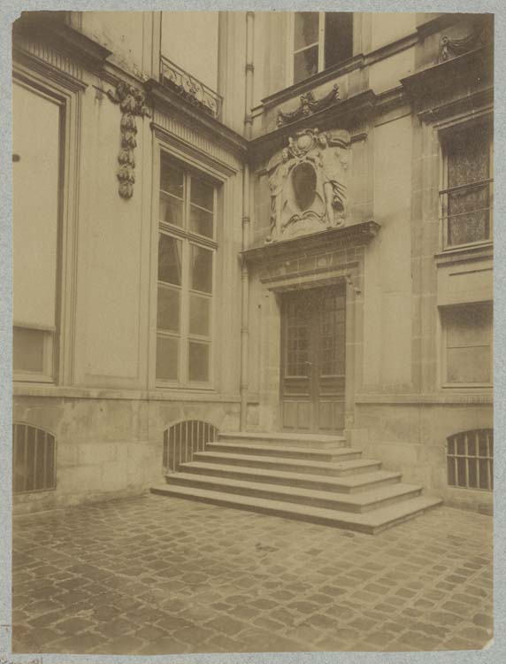 Vue de la cour et de la porte