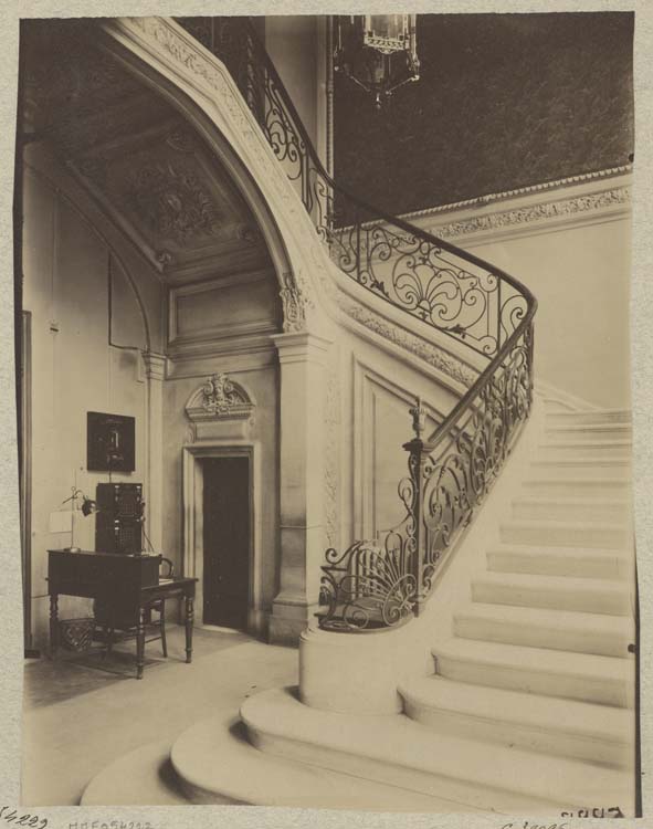 Vestibule et départ de rampe d'escalier