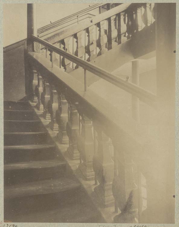 Intérieur, départ de rampe d'escalier