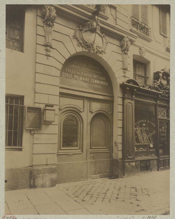 Façade sur rue, portail