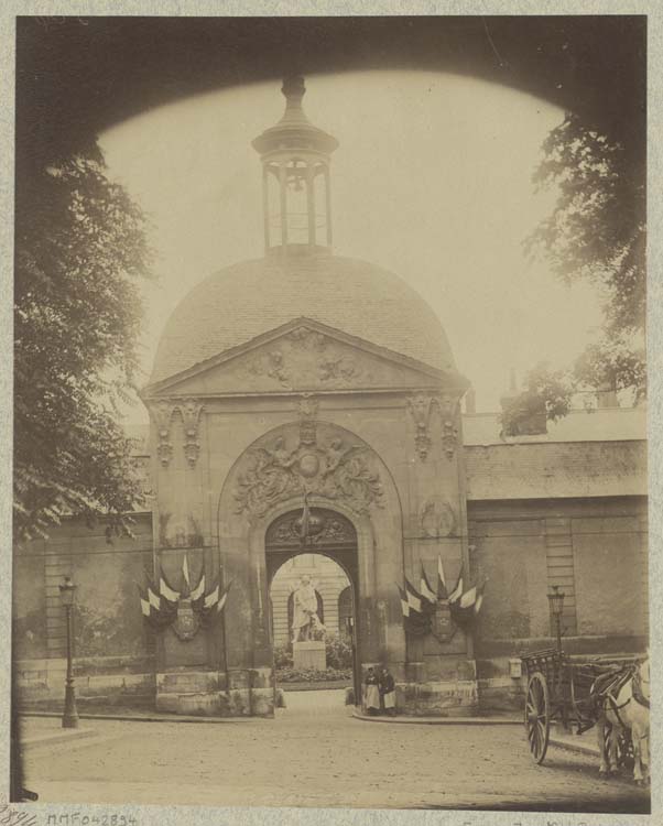 Pierre Corneille, statue près du pavillon d'entrée