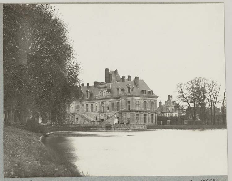 Aile de l'Ancienne Comédie ou de la Belle Cheminée : façade de l'aile est donnant sur la Cour de la Fontaine, vue prise de l'étang des Carpes