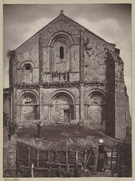 Façade principale de l'église