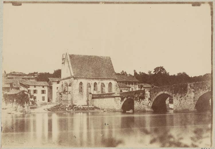 Vue générale prise de la rivière