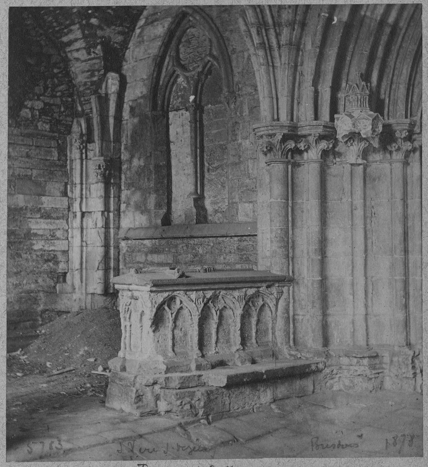 Sous le porche : monument funéraire de la femme d'Hugues Gaudry Guibour