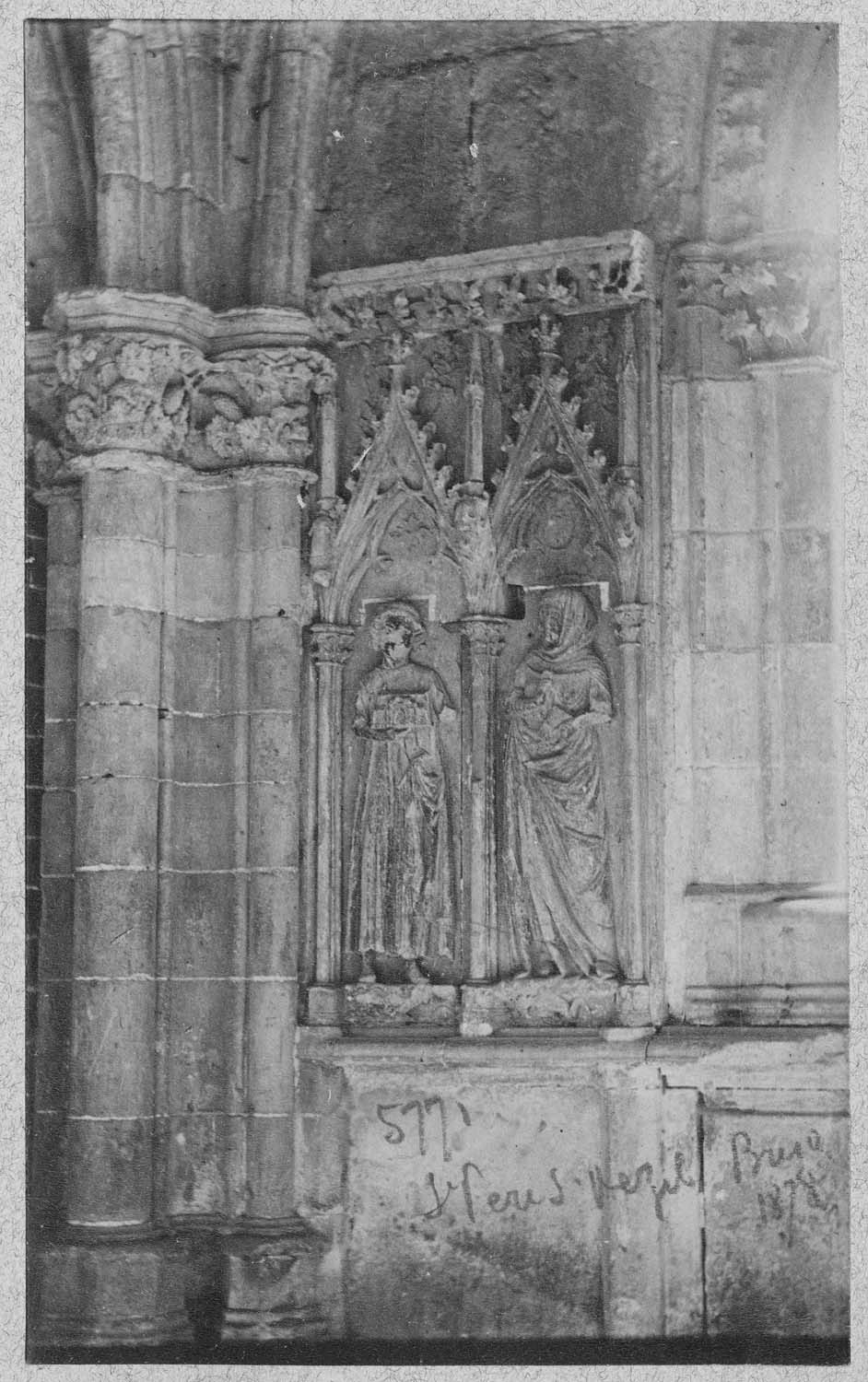 Sous le porche : bas-relief, les fondateurs présumés de l'église