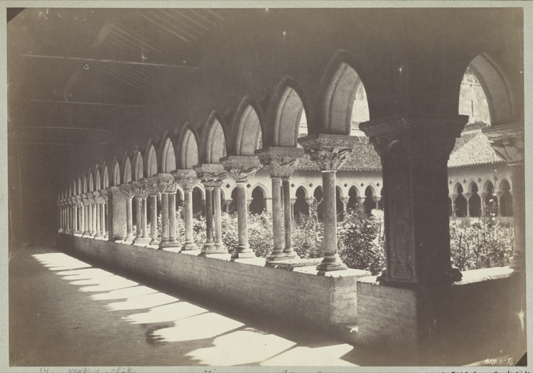 Vue intérieure d'une galerie du cloître