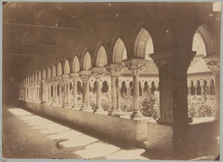 Vue intérieure d'une galerie du cloître