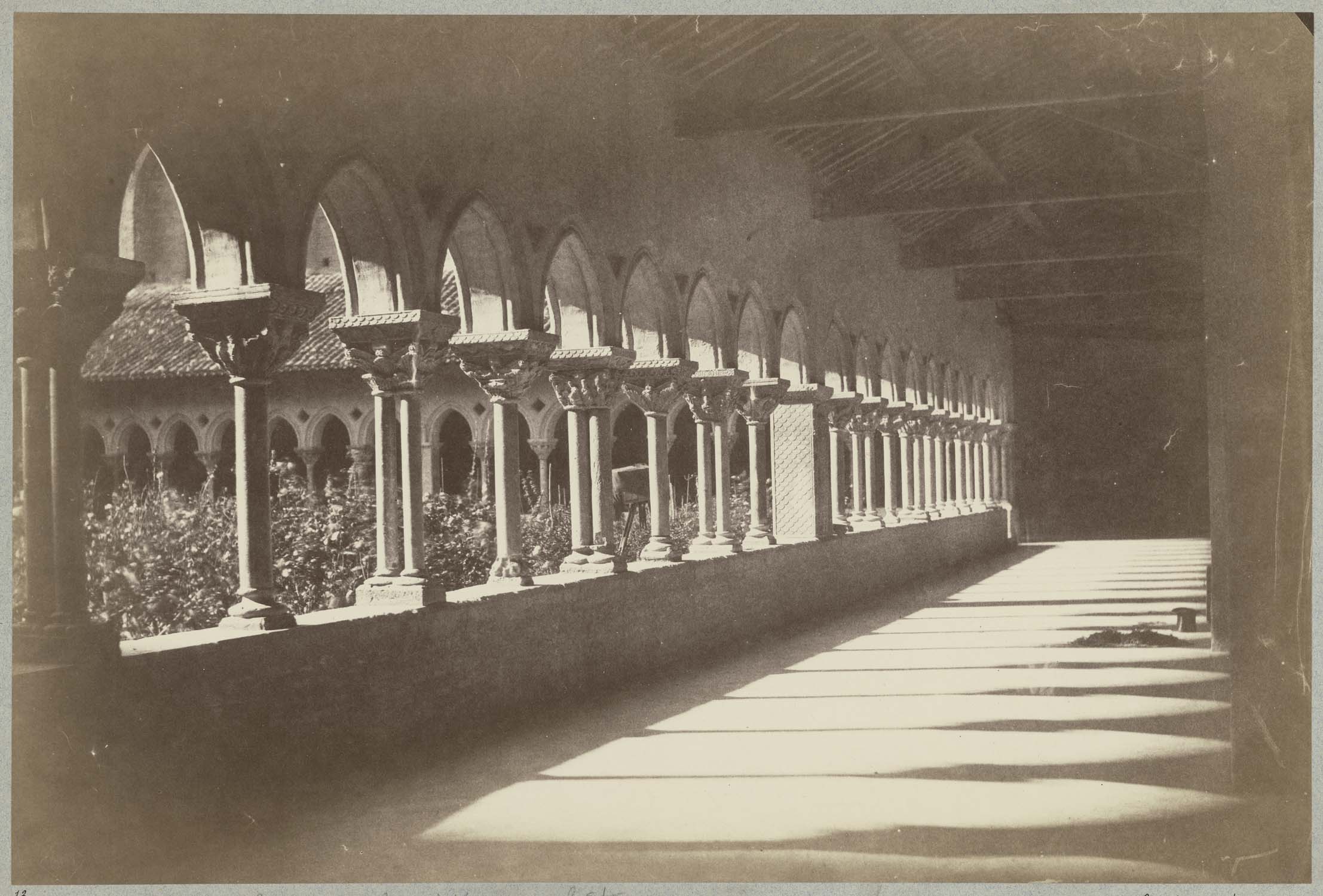 Vue intérieure d'une galerie du cloître