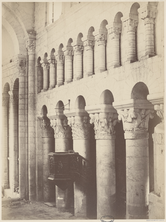 Vue intérieure de la nef : grandes arcades et triforium