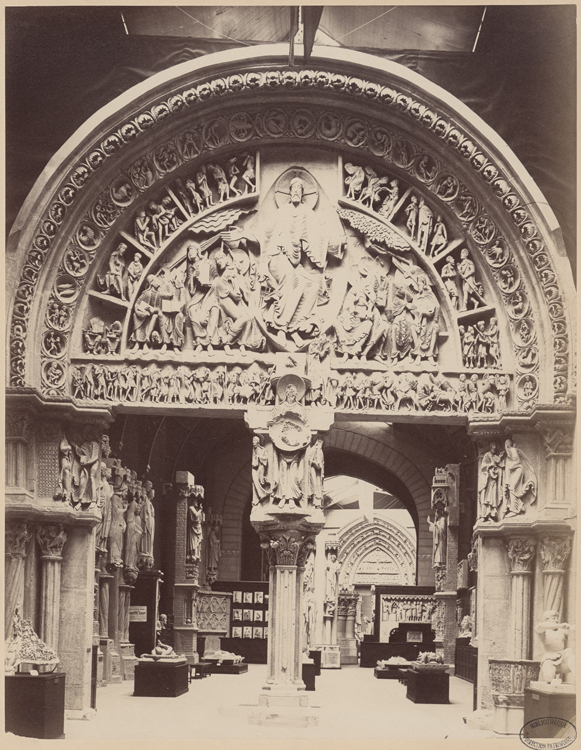 Grande salle du Musée de sculpture comparée du Trocadéro avec le tympan de la basilique de Vézelay