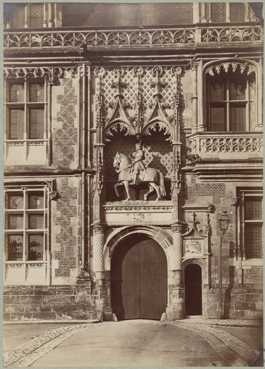 Aile Louis XII : façade sur cour. Entrée