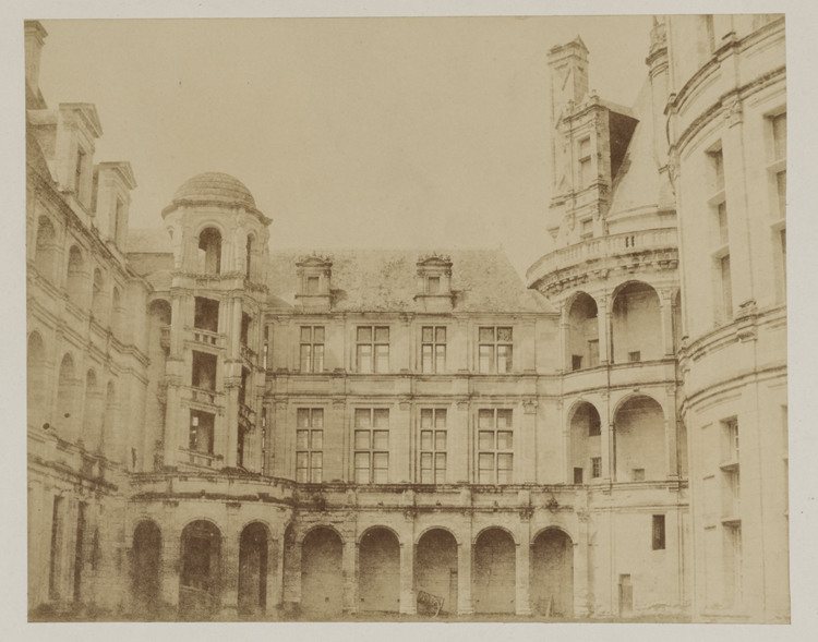 Cour et escalier