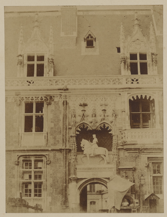 Aile Louis XII, portail d'entrée à statue équestre de Louis XII