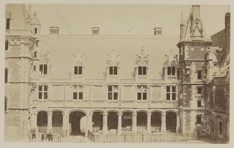 Façade Louis XII, intérieur et quatre militaires (?)