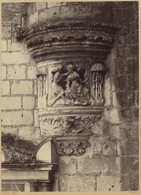 Logis Royal, tour d'Agnès Sorel : console sculptée sous la tourelle en encorbellement