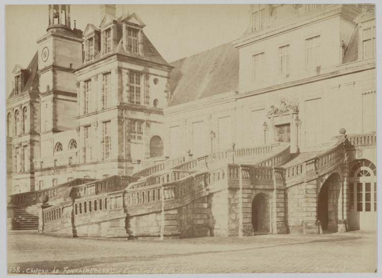 Façade sur la cour des Adieux et l'escalier du Fer à Cheval