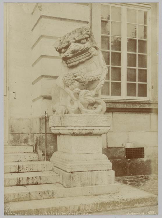 Statue de dragon devant le musée chinois