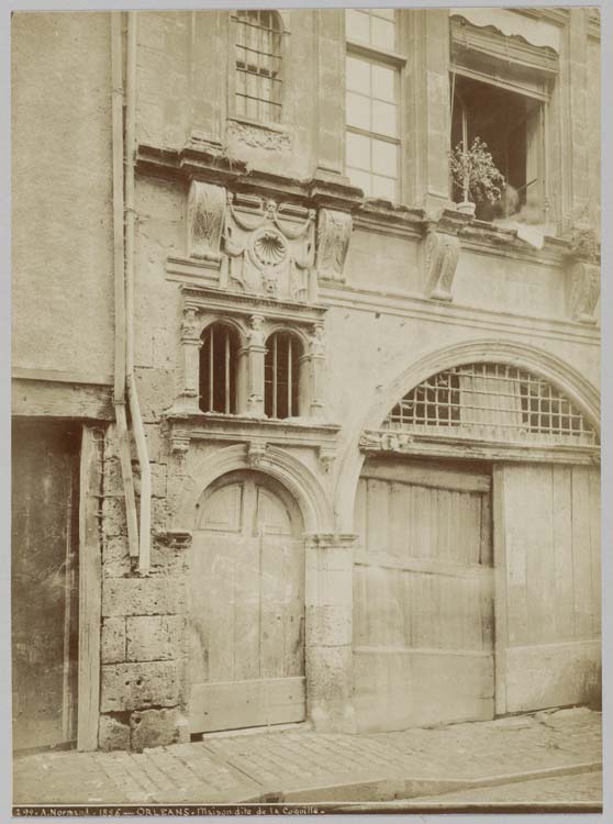 Façade sur rue : porte d'entrée et fenestrage