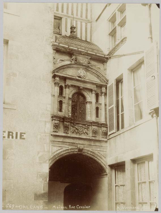 Porche d'entrée sur cour intérieure : fronton, sculptures