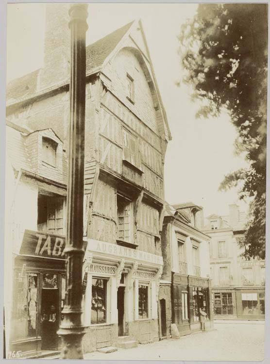 Façade à pans de bois sur rue, vue en perspective