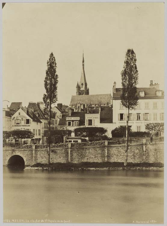 Clocher vu du pont, maisons sur le quai de la Seine