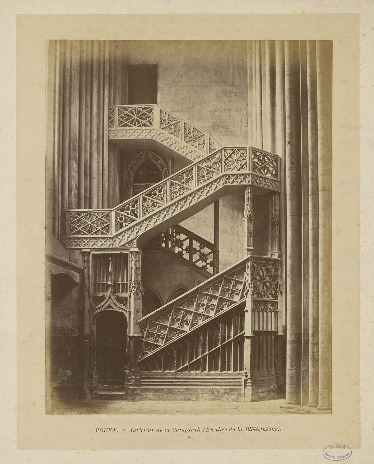 Intérieur : escalier de la bibliothèque