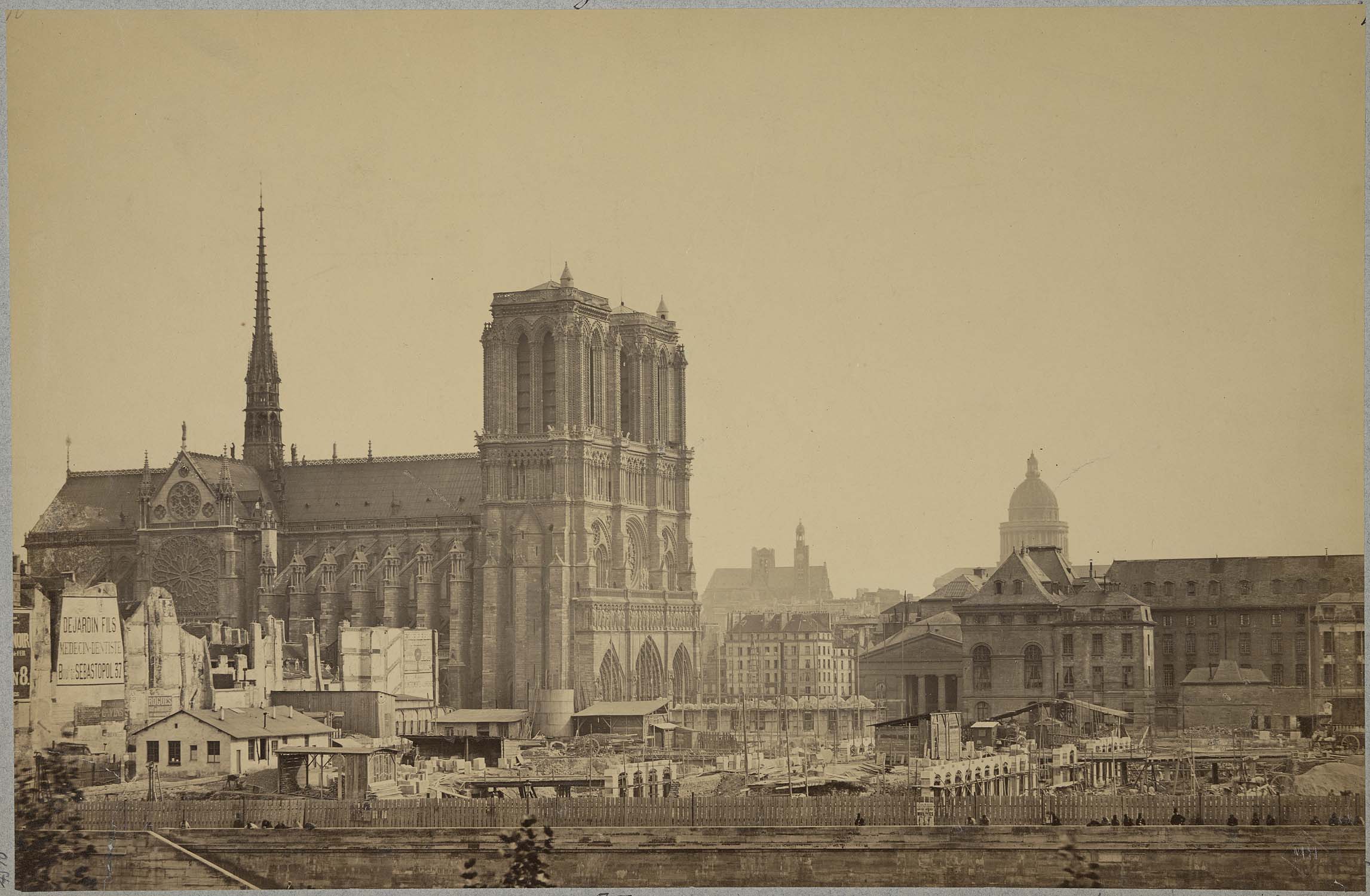 Vue générale du nord-ouest prise au moment de la construction de l’Hôtel-Dieu