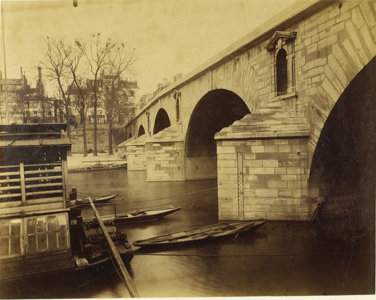 Trois piles du pont, barques et bateau