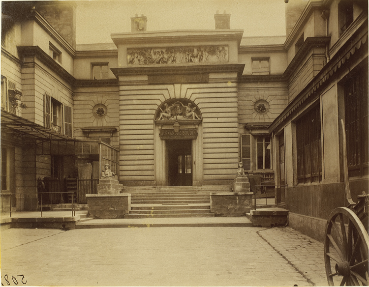 Cour intérieure. Corps central et perron encadré de deux sphynx