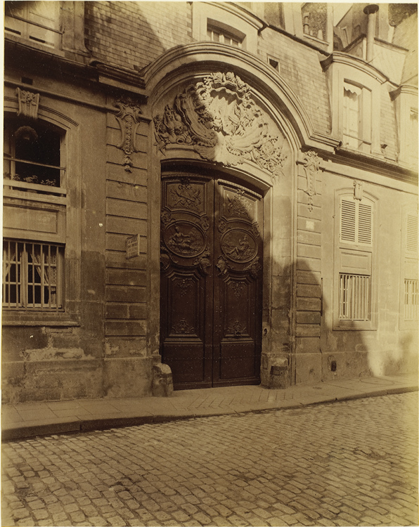 Façade sur rue. Portail