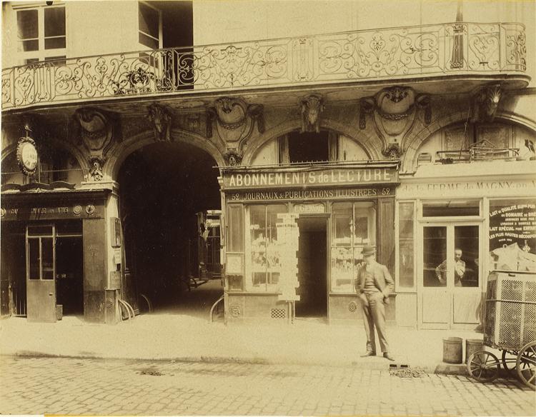 Façade sur rue. Portail et balcon avec balustrade en fer forgé