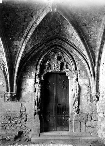 Porte de l'église et travée du cloître