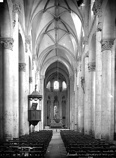 Eglise, nef vue de l'entrée