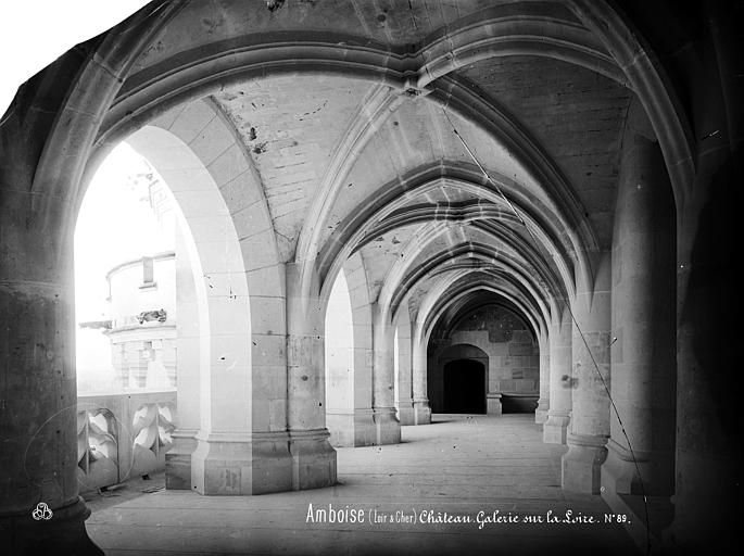 Logis du roi (façade sur la Loire) : vue intérieure de la galerie du premier étage