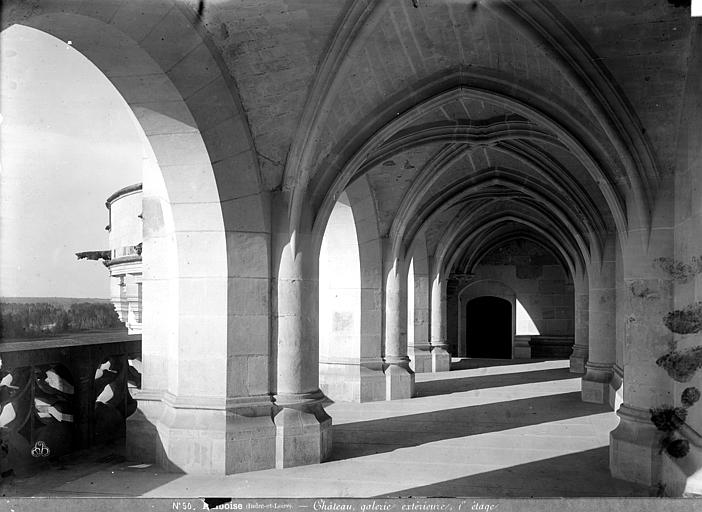 Logis du roi (façade sur la Loire) : vue intérieure de la galerie du premier étage