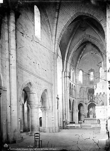 Intérieur : nef, vue de l'entrée