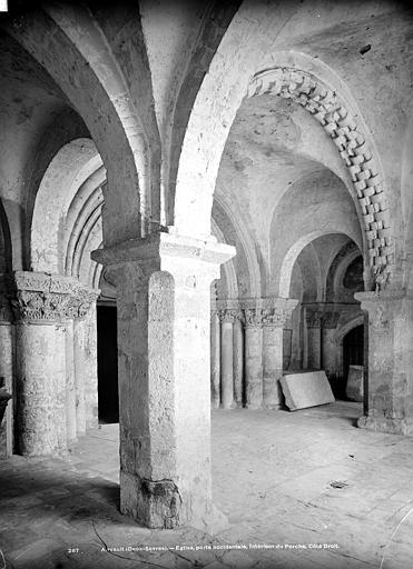 Eglise, porte ouest : intérieur du porche, côté droit