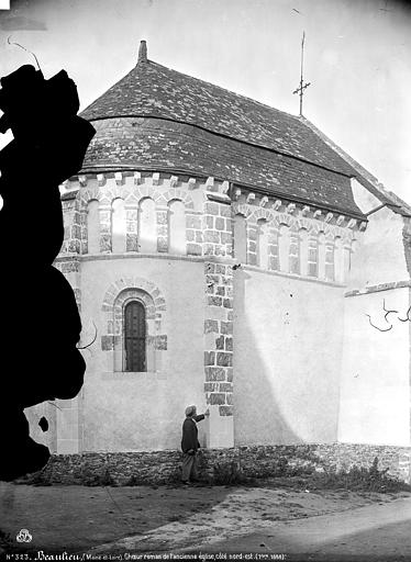 Extérieur, choeur roman de l'ancienne église : côté nord-ouest, homme posant devant la façade