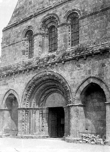 Façade ouest : portail et grandes fenêtres