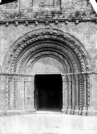 Façade ouest : porte centrale