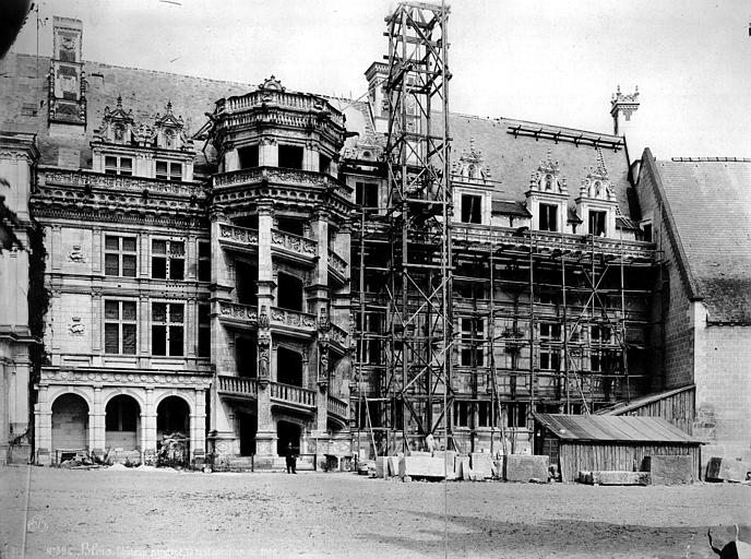 Escalier et façade François Ier, état pendant restauration