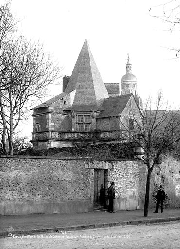 Façade du côté avenue du Chemin de Fer, deux hommes en pose devant