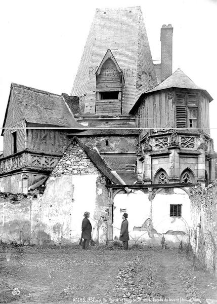 Façade du Levant, vue sur cour, deux hommes en pose devant