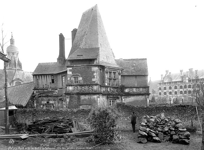 Façade, côté des jardins, homme en pose devant