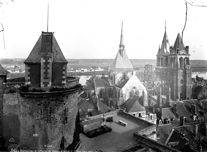 Tour de Catherine de Médicis et église : ensemble, vue générale plongeante