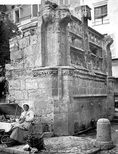 Ensemble, marchande installée au pied du monument