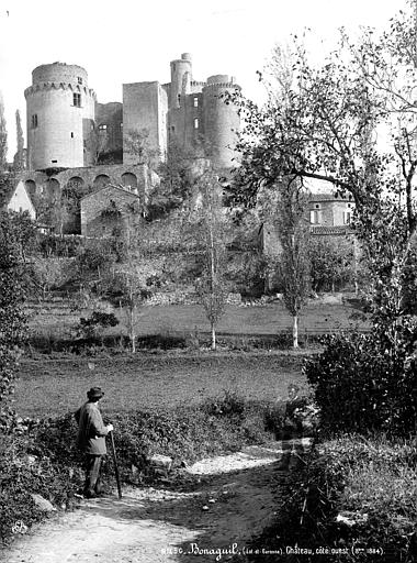 Ensemble, côté ouest, homme en pose dans le paysage