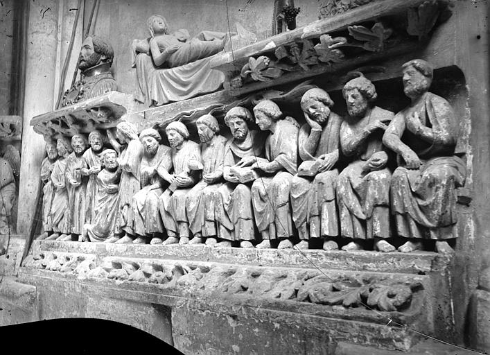 Intérieur, choeur : haut-relief représentant des scènes de l'évangile (Le Christ bénissant) et statues reliquaires